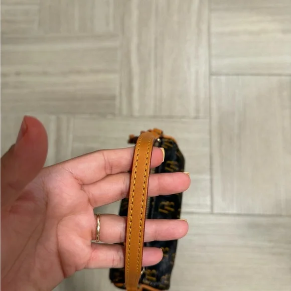 NWOT Dooney & Bourke Black with Brown Trim Barrel Shoulder Bag 🤎 - Picture 3 of 10